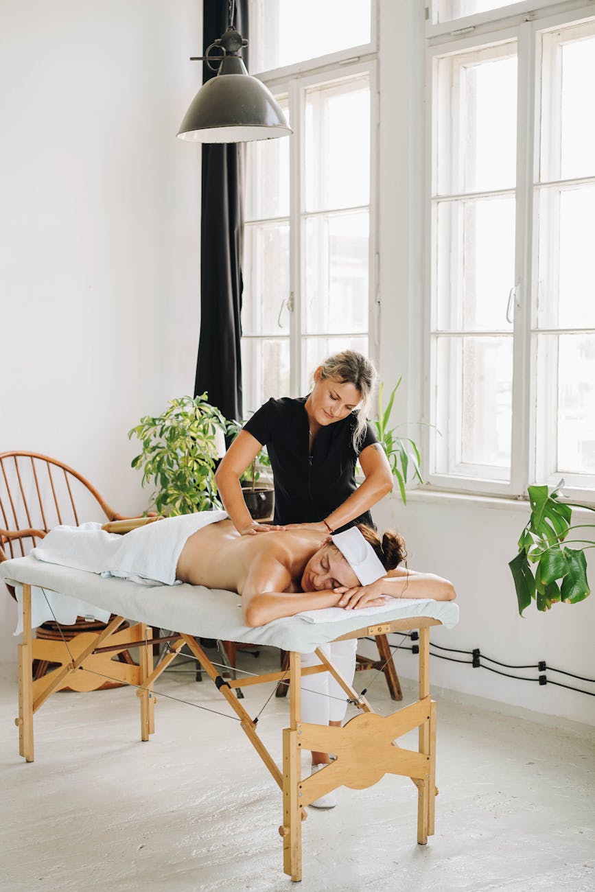 Massageliege: wie die wahl das patientenwohl beeinflusst 1 Wie beeinflusst die Wahl der Massageliege das Wohlbefinden der Patienten?